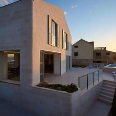 Casa Familija * Sutivan