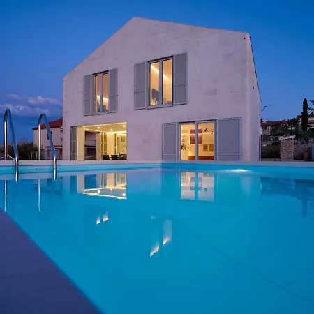 Casa Familija * Sutivan
